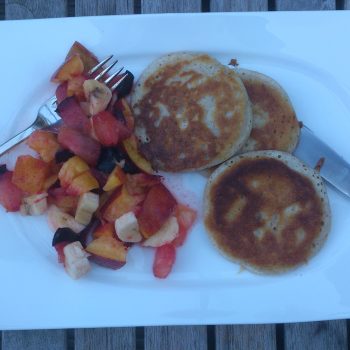 Sonntagmorgen Frühstück: Buchweizen-Pfannkuchen mit Obstsalat