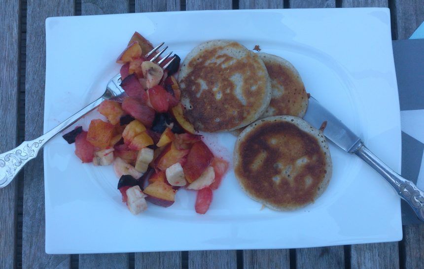 Sonntagmorgen Frühstück: Buchweizen-Pfannkuchen mit Obstsalat