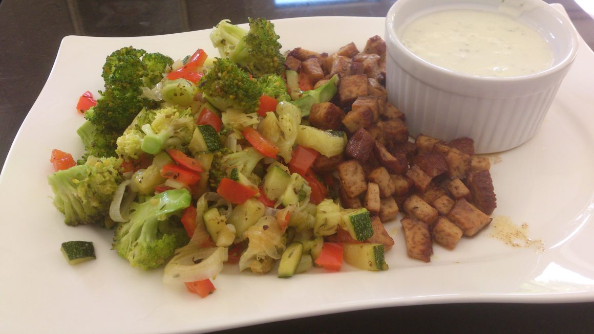 Gemüsepfanne mit herzhaften Tofuwürfeln und Joghurt-Minz-Dip