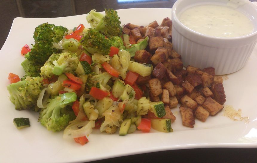 Gemüsepfanne mit herzhaften Tofuwürfeln und Joghurt-Minz-Dip