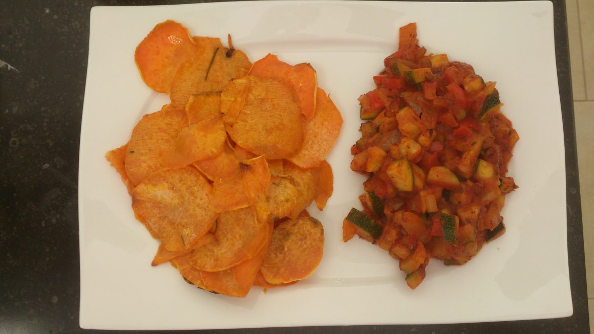 Süßkartoffel – Chips mit mediterranem Pfannengemüse