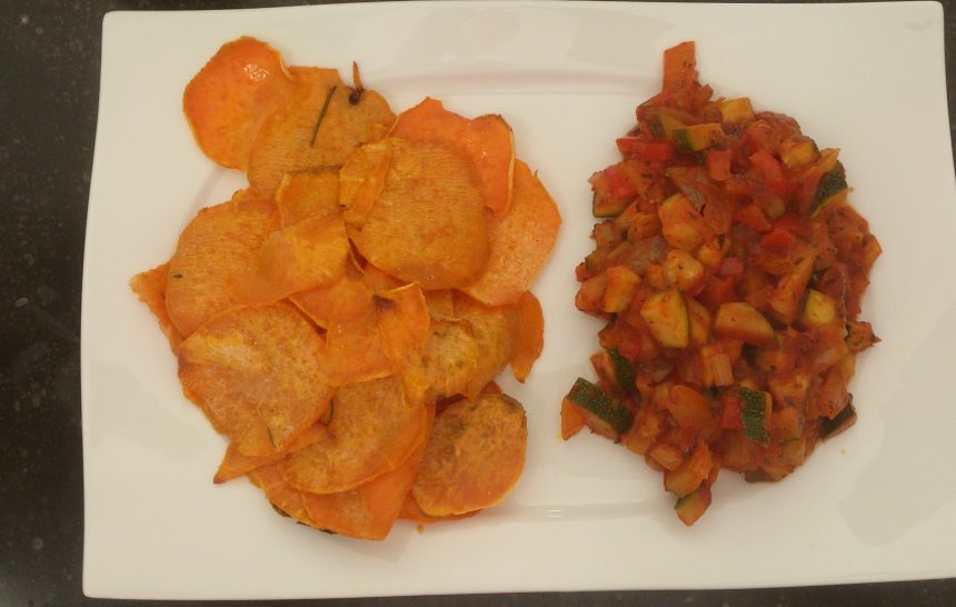 Süßkartoffel – Chips mit mediterranem Pfannengemüse
