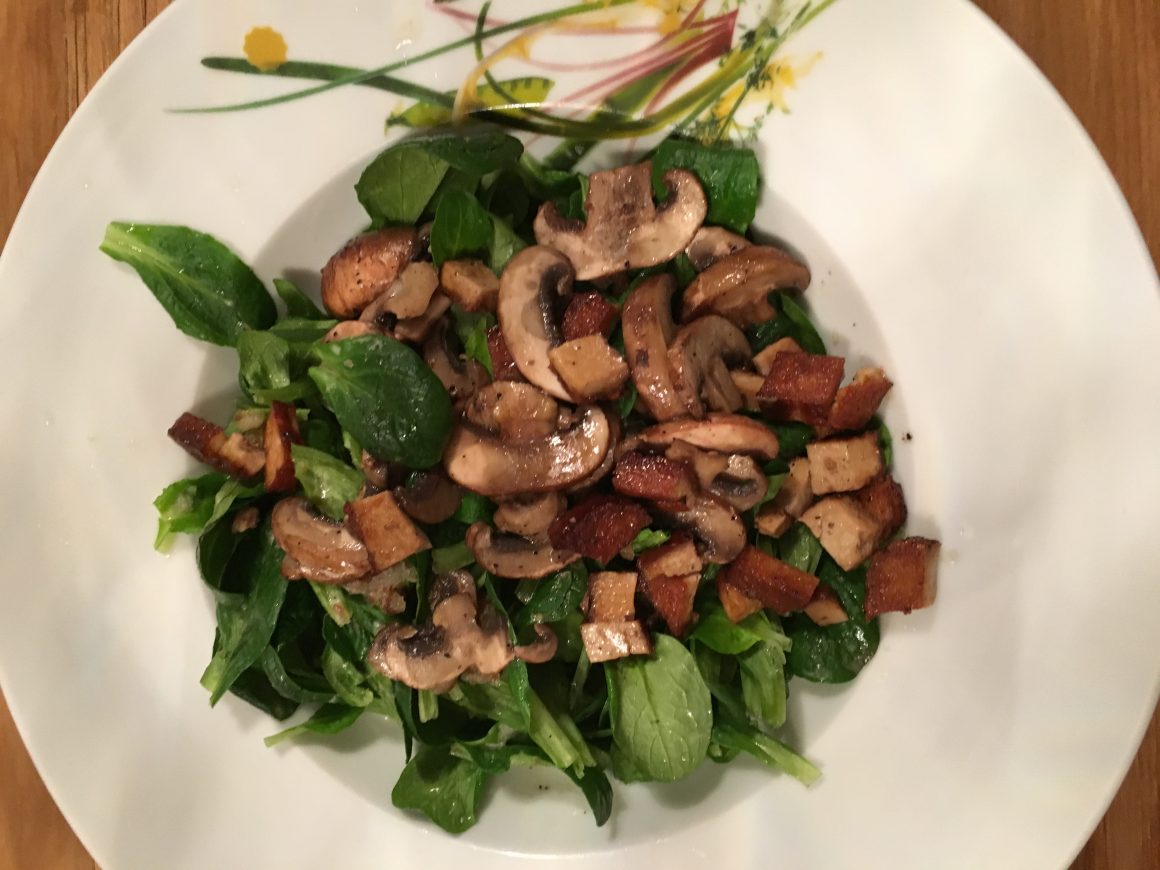 Feldsalat mit Champignons und Räuchertofu