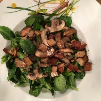 Feldsalat mit Champignons und Räuchertofu
