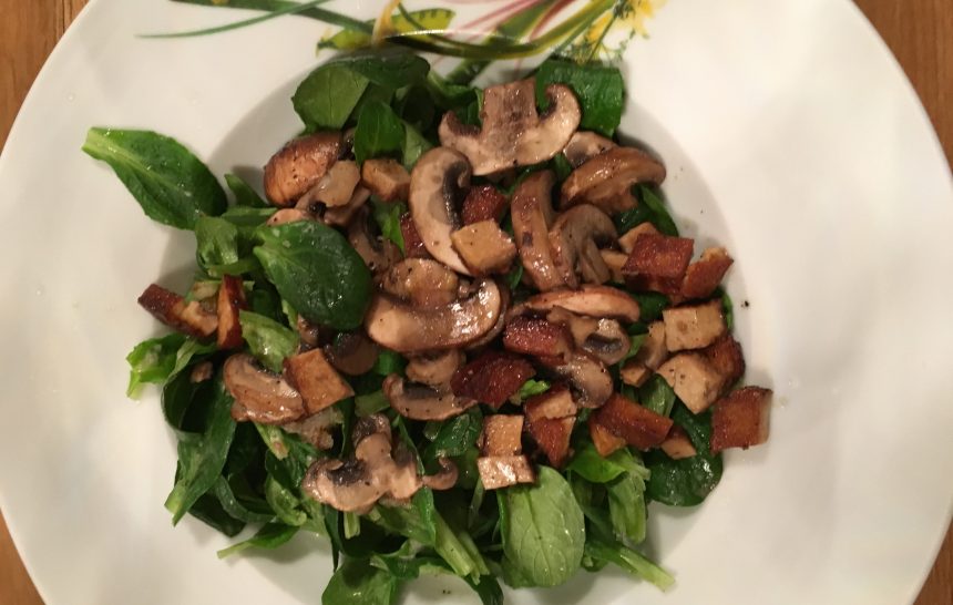 Feldsalat mit Champignons und Räuchertofu