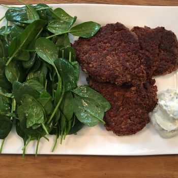Kidneybohnen Frikadellen mit Baby-Spinat-Salat
