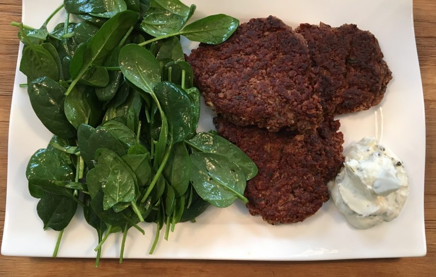 Kidneybohnen Frikadellen mit Baby-Spinat-Salat