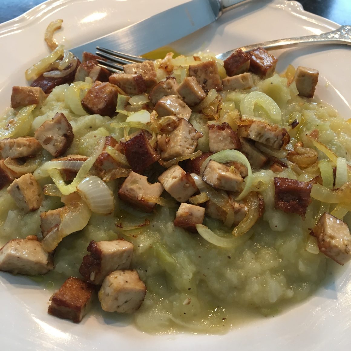Spitzkohleintopf mit Mandel-Sesam-Tofu