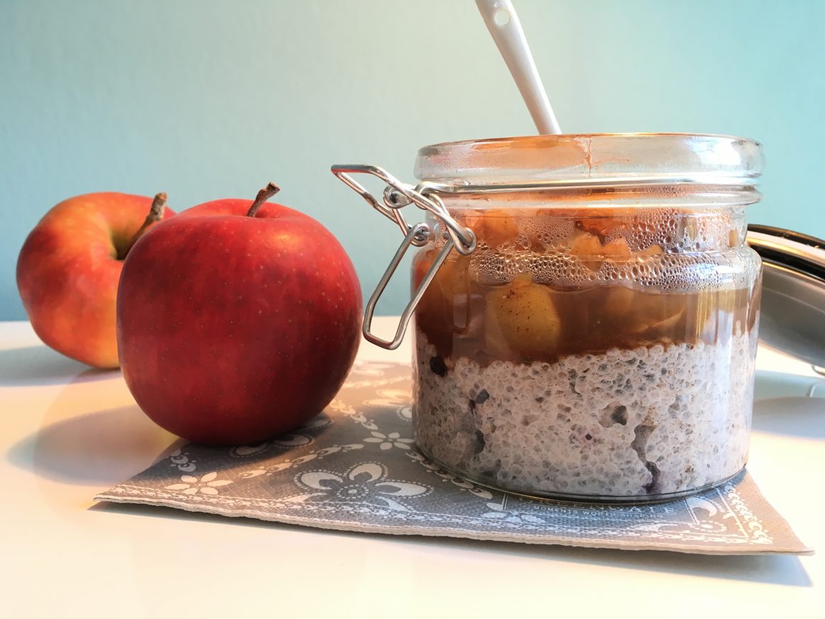 Chia-Pudding mit Apfel-Aroniakompott