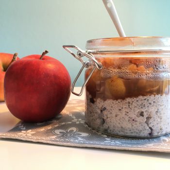 Chia-Pudding mit Apfel-Aroniakompott