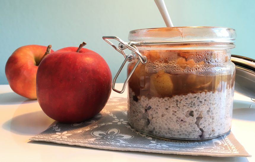 Chia-Pudding mit Apfel-Aroniakompott