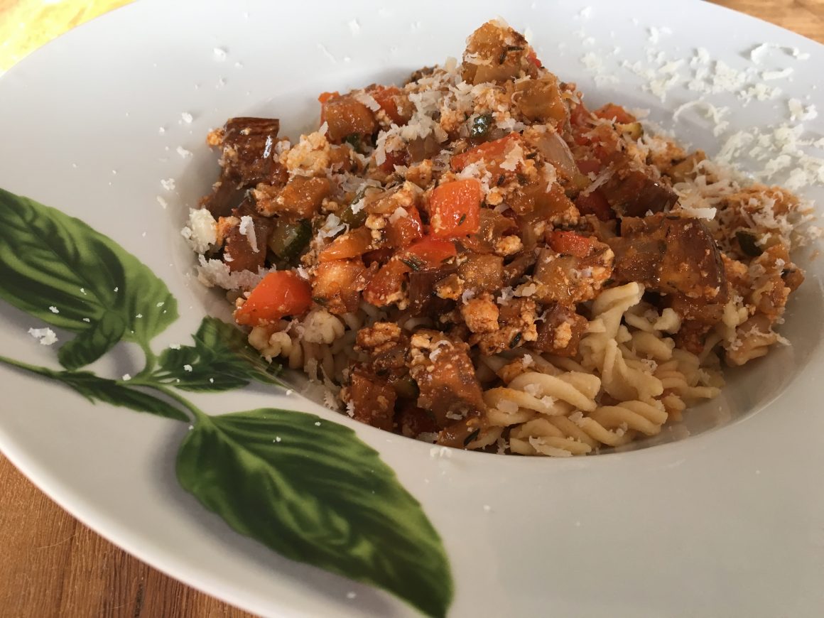 Kichererbsennudeln mit Gemüsesoße