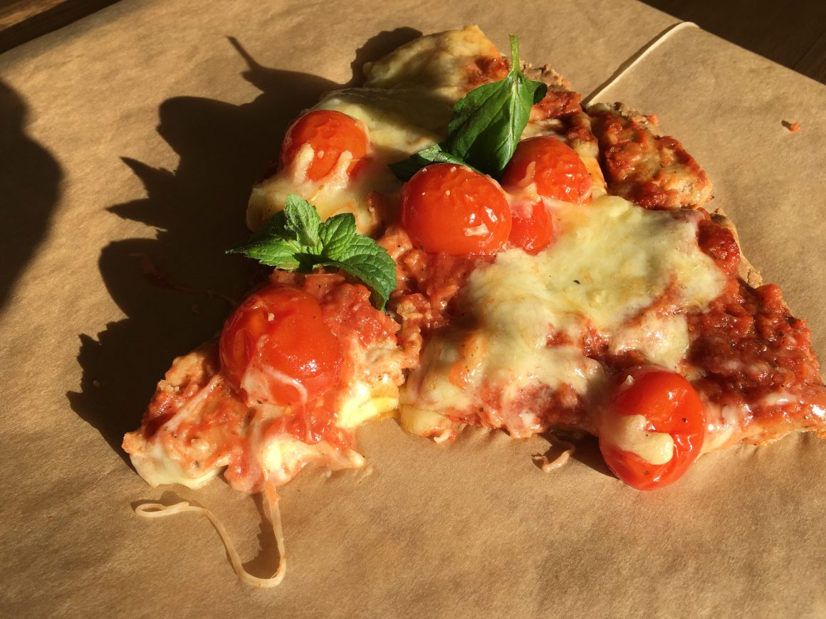 Schnell zubereitete, glutenfreie, vegetarische Pizza