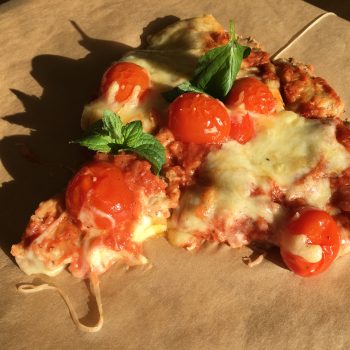 Schnell zubereitete, glutenfreie, vegetarische Pizza