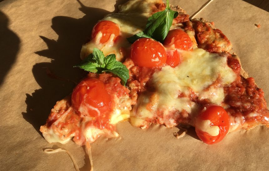 Schnell zubereitete, glutenfreie, vegetarische Pizza