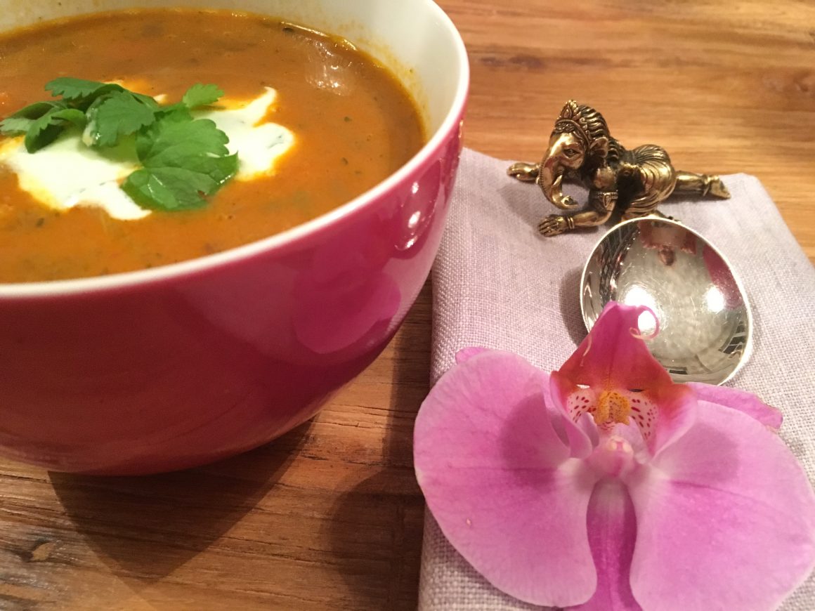 Indische Linsensuppe, vegan und reich an Proteinen