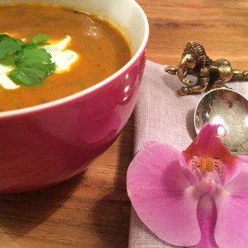 Indische Linsensuppe, vegan und reich an Proteinen