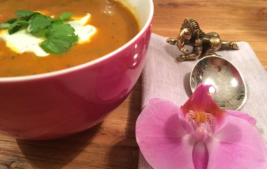 Indische Linsensuppe, vegan und reich an Proteinen