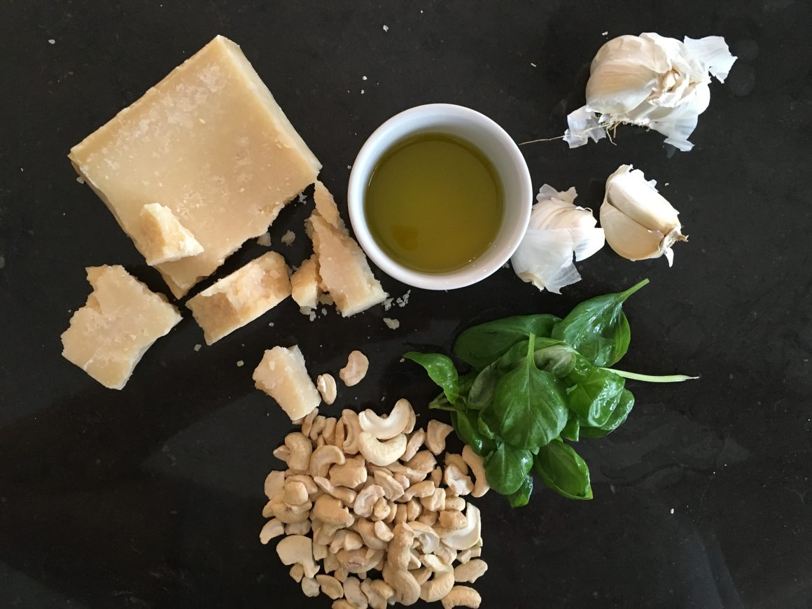 Zucchini-Spaghetti mit selbstgemachtem Basilikum-Cashew-Pesto