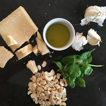 Zucchini-Spaghetti mit selbstgemachtem Basilikum-Cashew-Pesto