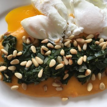 Würziger Baby-Spinat mit Pinienkernen auf Karotten-Kartoffel-Stampf mit pochierten Eiern