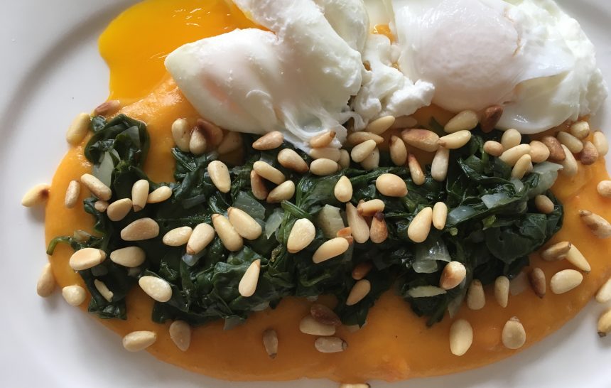 Würziger Baby-Spinat mit Pinienkernen auf Karotten-Kartoffel-Stampf mit pochierten Eiern