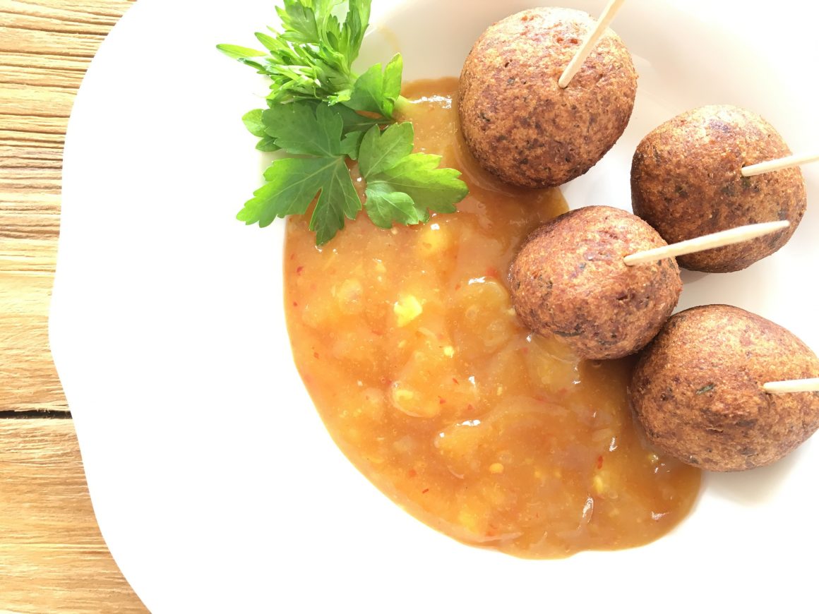 Falafel mit Mango Chutney – vegan und reich an pflanzlichen Eiweißen