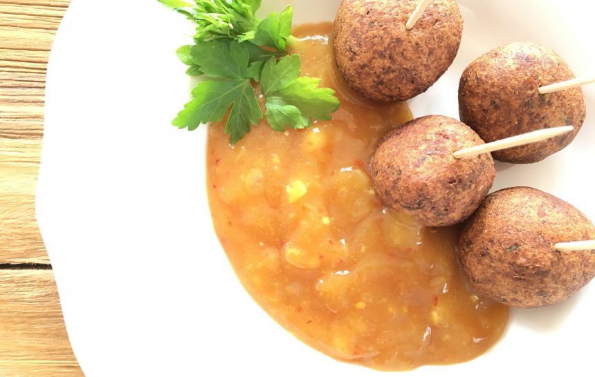 Falafel mit Mango Chutney – vegan und reich an pflanzlichen Eiweißen