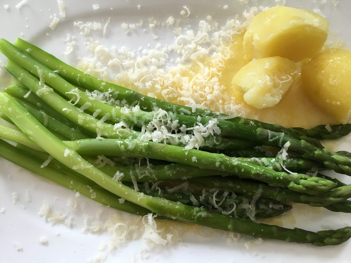Grüner Spargel mit Parmesan