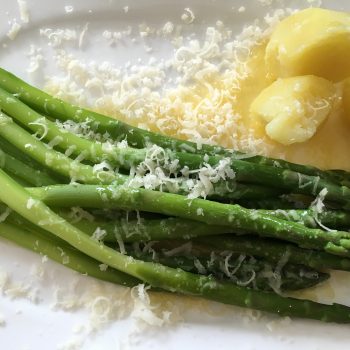 Grüner Spargel mit Parmesan