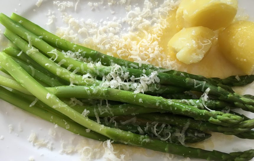 Grüner Spargel mit Parmesan