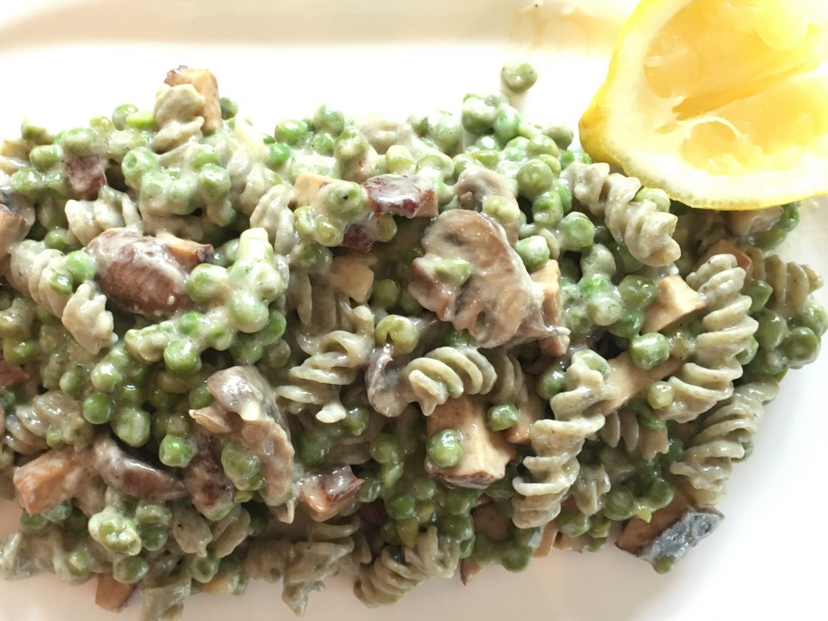 Erbsen mit Linsen-Nudeln in cremiger Cashew-Soße -vegan und voller pflanzlicher Eiweiße-