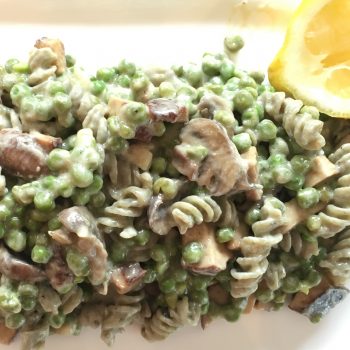 Erbsen mit Linsen-Nudeln in cremiger Cashew-Soße -vegan und voller pflanzlicher Eiweiße-