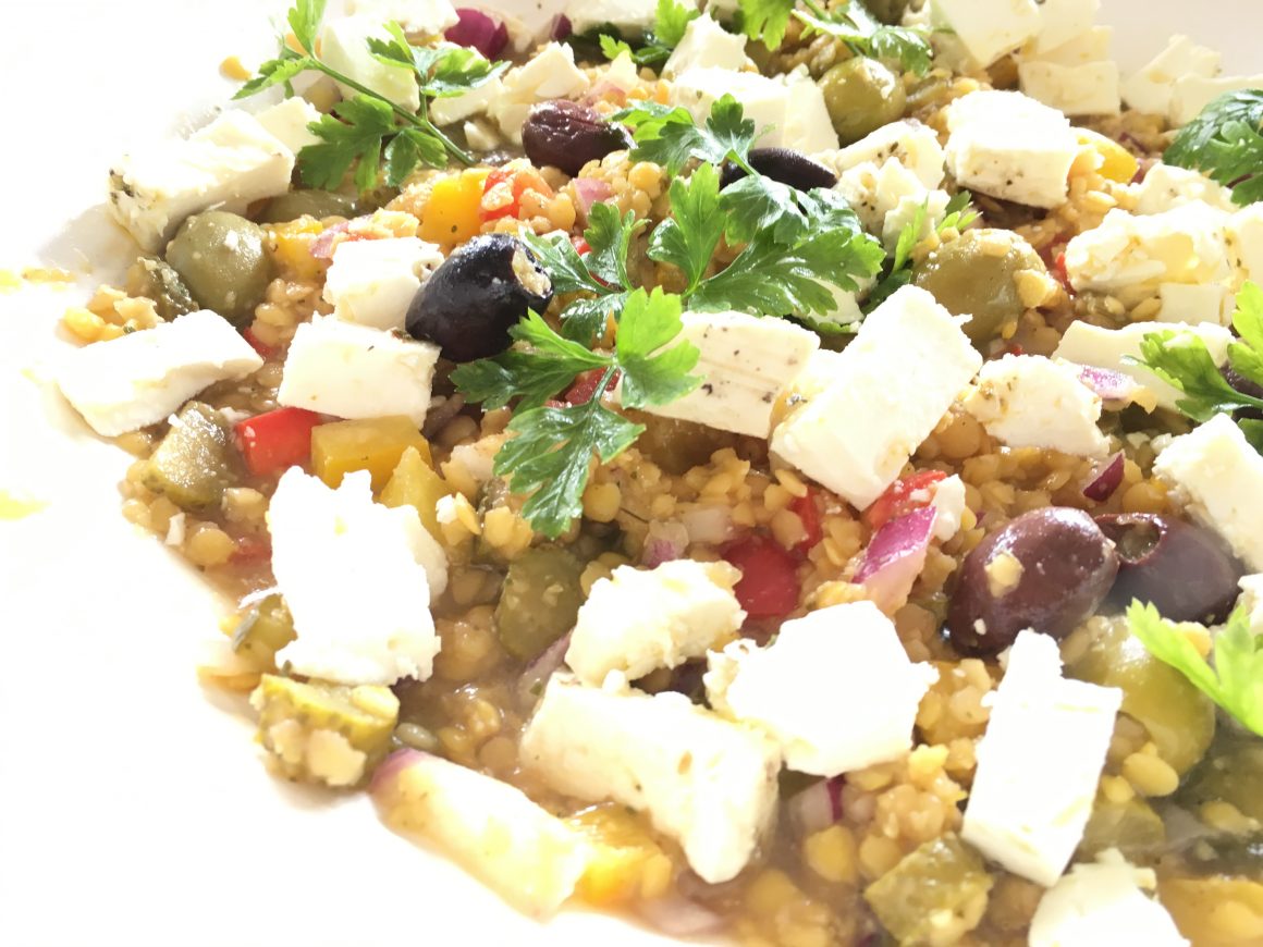Salat von gelben Linsen, Oliven und Fetakäse