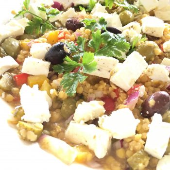 Salat von gelben Linsen, Oliven und Fetakäse