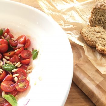 Italienischer Tomatensalat mit glutenfreiem Haferbrot