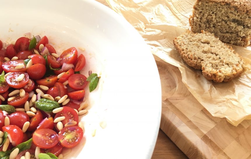 Italienischer Tomatensalat mit glutenfreiem Haferbrot