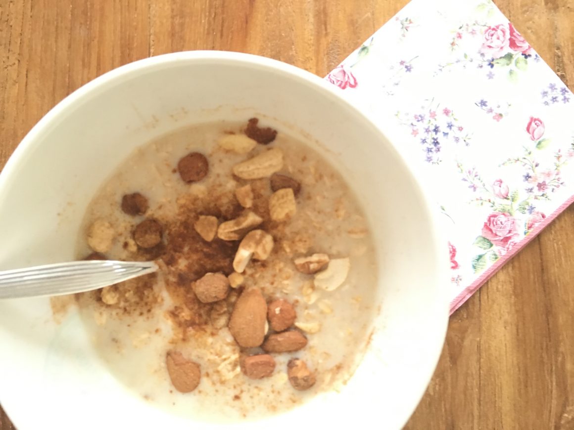 Easy Nuts and Oats Breakfast (einfaches Haferflocken-Nuss-Frühstück)