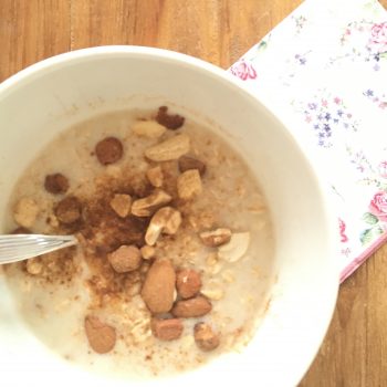 Easy Nuts and Oats Breakfast (einfaches Haferflocken-Nuss-Frühstück)