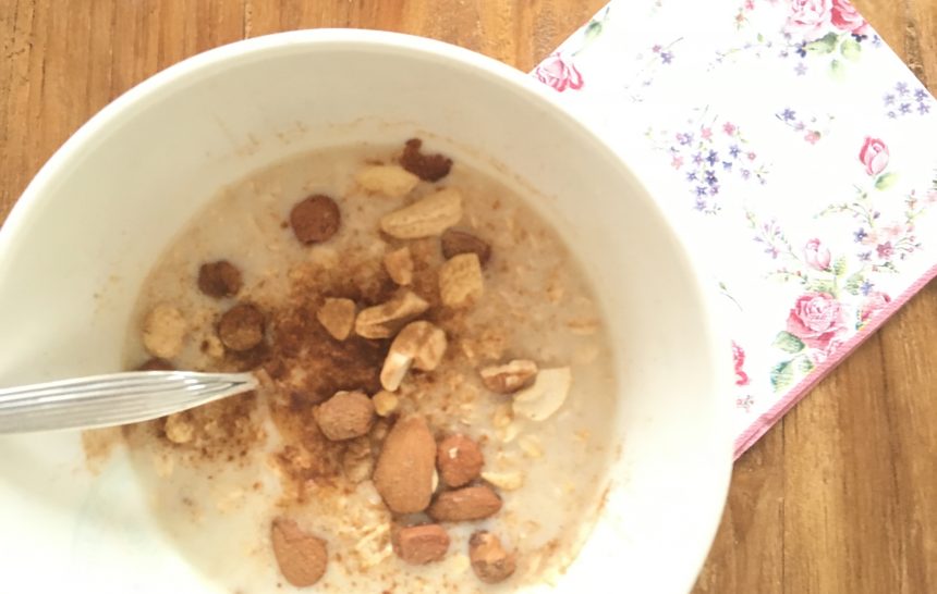 Easy Nuts and Oats Breakfast (einfaches Haferflocken-Nuss-Frühstück)