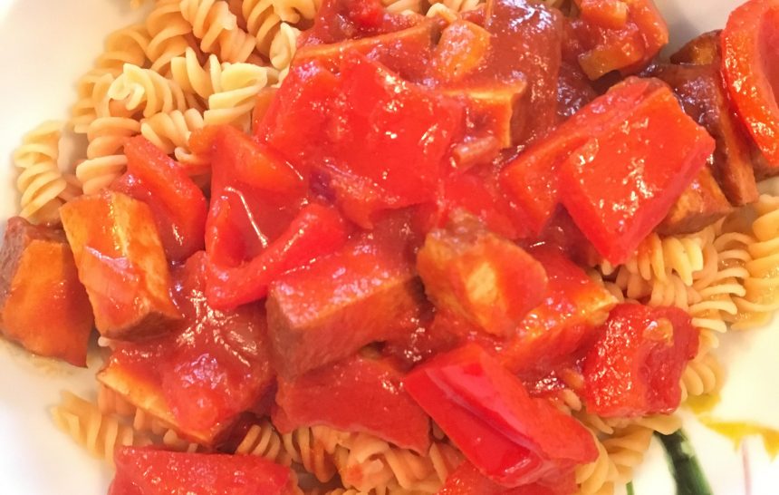 Pflanzenpower: Tofu-Gulasch mit Nudeln aus roten Linsen „vegan“