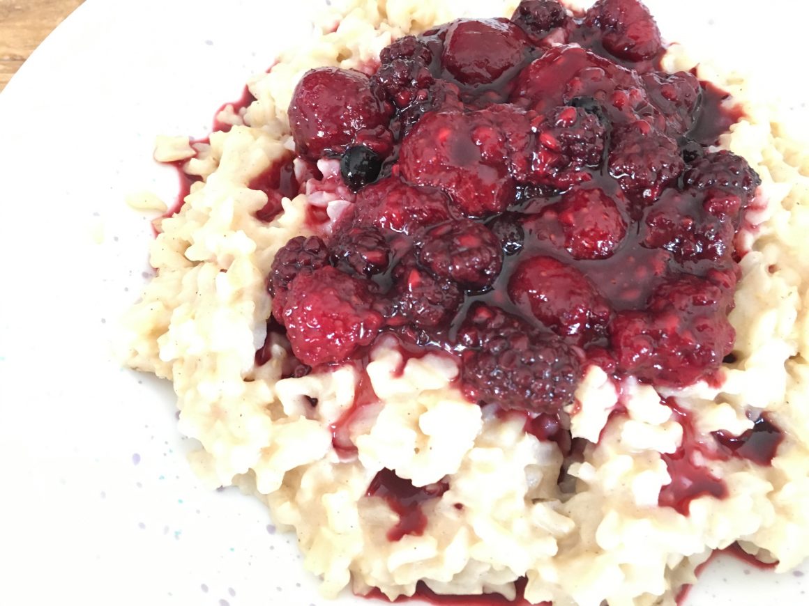 Vollkorn-Hafermilchreis mit Beeren „vegan“