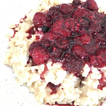 Vollkorn-Hafermilchreis mit Beeren „vegan“