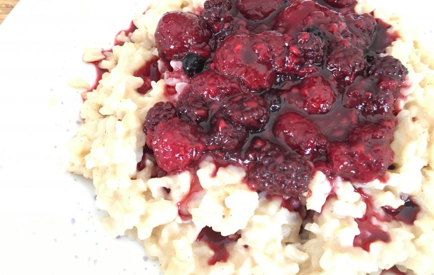Vollkorn-Hafermilchreis mit Beeren „vegan“