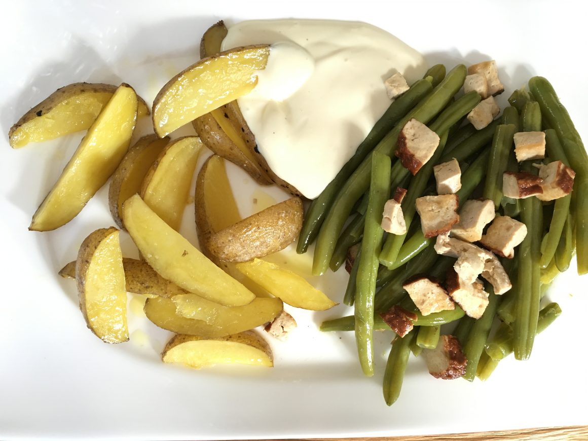 Pflanzenpower: Grüne Bohnen mit Ofenkartoffeln und Sour Cream „vegan“
