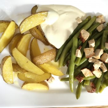 Pflanzenpower: Grüne Bohnen mit Ofenkartoffeln und Sour Cream „vegan“