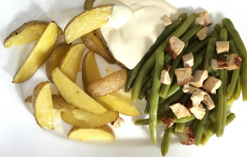 Pflanzenpower: Grüne Bohnen mit Ofenkartoffeln und Sour Cream „vegan“