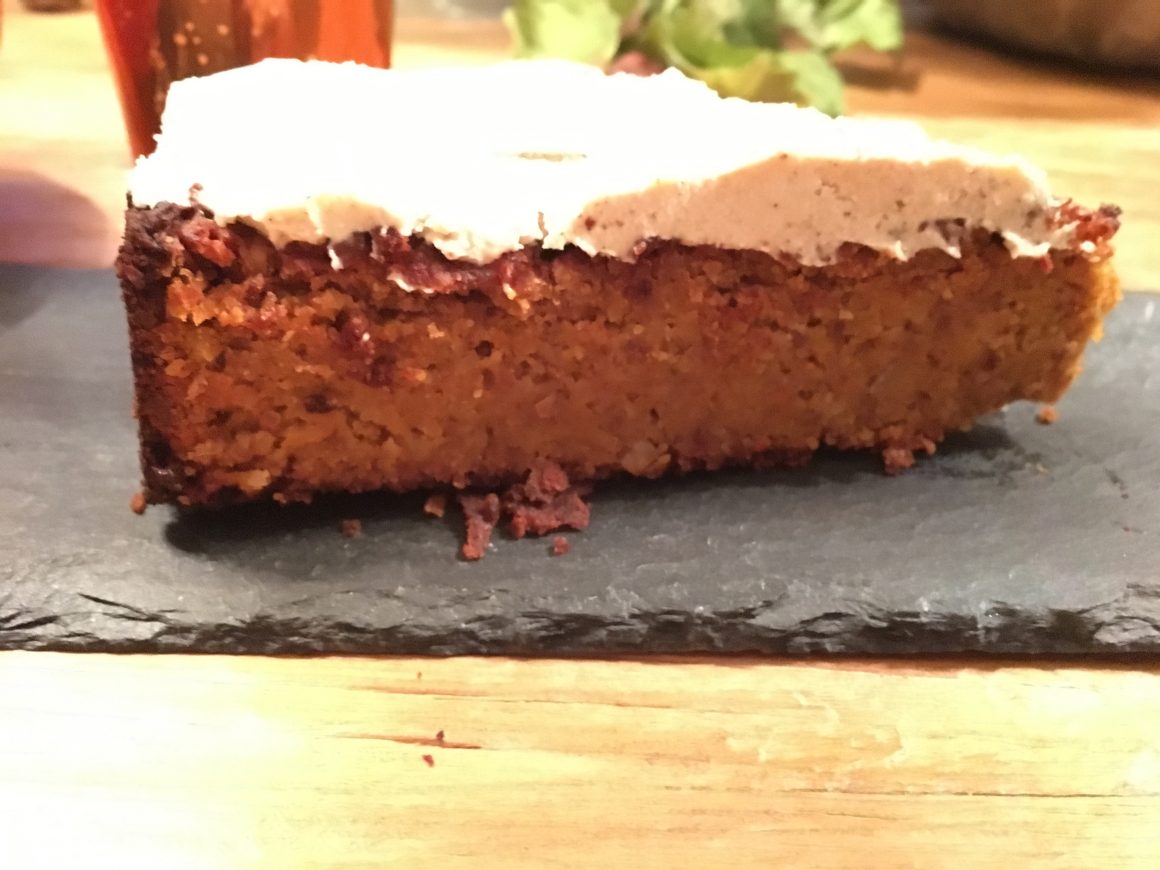 Saftiger Kürbiskuchen mit Cashew-Sahne „vegan, glutenfrei und ohne Zucker“