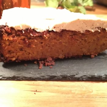 Saftiger Kürbiskuchen mit Cashew-Sahne „vegan, glutenfrei und ohne Zucker“