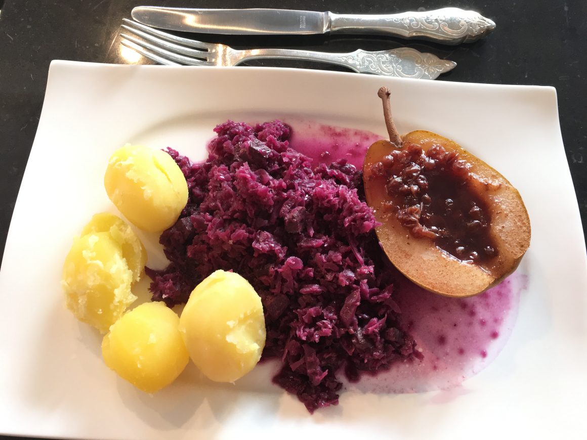 Rotkohl mit Preiselbeer-Birnen und Salzkartoffeln „vegan“